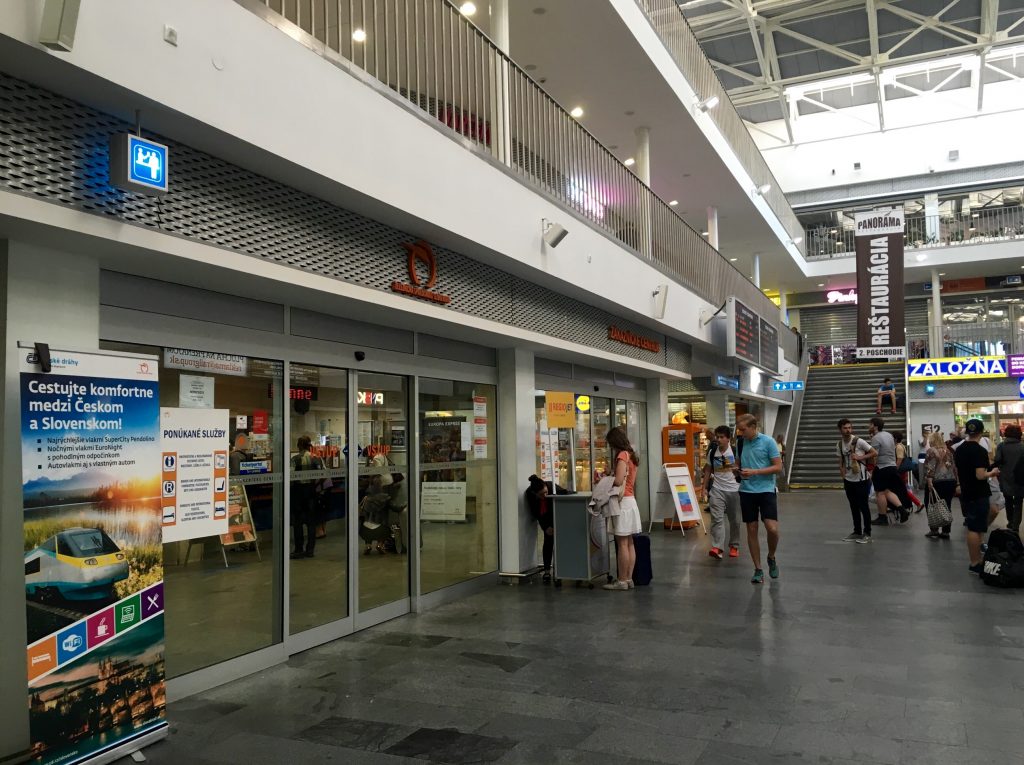 コシツェ駅内の切符売場窓口